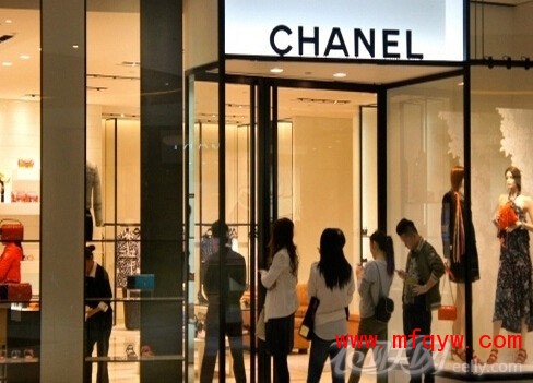时评：奢侈品牌在中国掀降价潮 理性消费成就降价