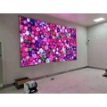 油画展馆安装室内P1.8超清LED大屏幕显示效果好，清晰度高