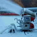 滑雪场自动摆头的造雪机售价 全自动造雪机设备厂家实况