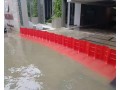 三个外弯挡水板组成90度的组合式L型红色防洪板